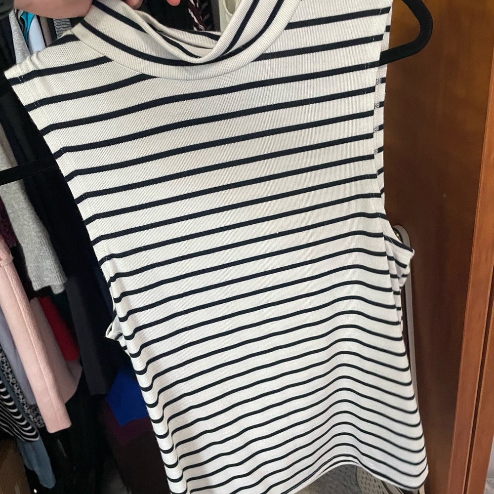 Black and white Abercrombie sleeveless tee